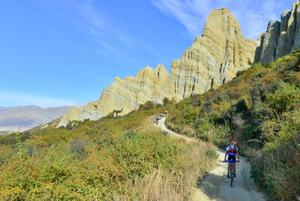 Teams riding up to the Clay cliffs near Omarama.